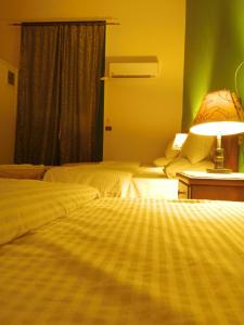 Een bed of bedden in een kamer bij Hotel NEW HOTEL