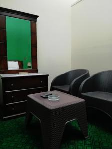 Pokój z krzesłami, stołem i lustrem w obiekcie Hotel NEW HOTEL w Kairze