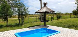una piscina con una jaula para aves y una sombrilla en La Maina Uribe, en Uribelarrea 21 fotos más