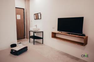 TV a/nebo společenská místnost v ubytování One Biñan Place
