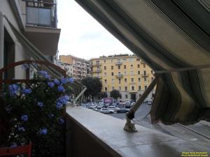 ローマにあるAmica Roma Guest Houseのバルコニーから市街の景色を望めます。