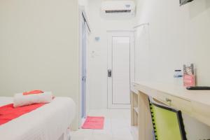 RedDoorz @ Jalan Pangeran Antasari Lampung 2客房内的一张或多张床位