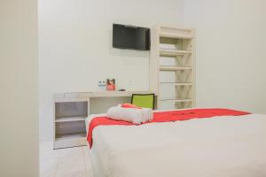 RedDoorz @ Jalan Pangeran Antasari Lampung 2客房内的一张或多张床位