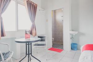 RedDoorz @ Jalan Pangeran Antasari Lampung 2的一间浴室
