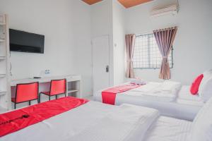 RedDoorz @ Jalan Pangeran Antasari Lampung 2客房内的一张或多张床位