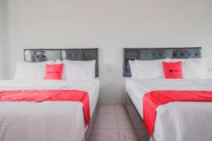 RedDoorz @ Jalan Pangeran Antasari Lampung 2客房内的一张或多张床位