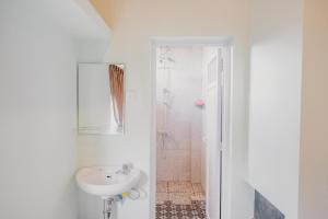 RedDoorz @ Jalan Pangeran Antasari Lampung 2的一间浴室