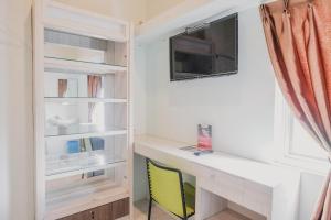 TV a/nebo společenská místnost v ubytování RedDoorz @ Jalan Pangeran Antasari Lampung 2