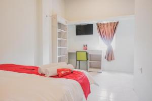 RedDoorz @ Jalan Pangeran Antasari Lampung 2客房内的一张或多张床位