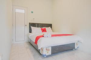 RedDoorz @ Jalan Pangeran Antasari Lampung 2客房内的一张或多张床位