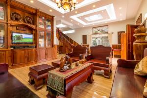 uma sala de estar cheia de mobiliário e uma televisão em Aniza Angkor Villa em Siem Reap