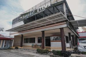 Un bâtiment avec un panneau en haut dans l'établissement RedDoorz Syariah near Kebun Raya Liwa, à Lampung