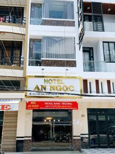 un hotel un cartello nococo sul lato di un edificio di AN NGỌC HOTEL a Can Tho