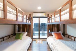 Poschodová posteľ alebo postele v izbe v ubytovaní Phobphan Hostel