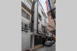 an alley between two buildings with a parking lot at P1 Silom Pan large room full kitchen WIFI 4-6pax in Bangkok