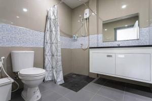 a bathroom with a toilet and a shower at P1 Silom Pan large room full kitchen WIFI 4-6pax in Bangkok +20 photos