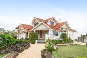 una casa con un paisaje delante de ella en Delgattie Estate en Mount Gambier