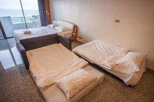 Postel nebo postele na pokoji v ubytování Pattaya seaside balcony/Beach front/4 peoples + 23 fotografií