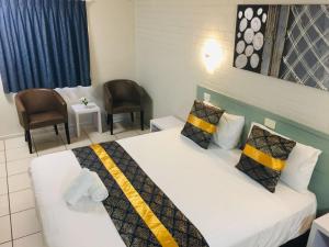 Letto o letti in una camera di Emerald Highlands Motel