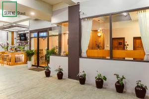 Foto da galeria de SERENE Stays Hotel em Yangon