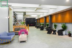 Зона вітальні в SERENE Stays Hotel