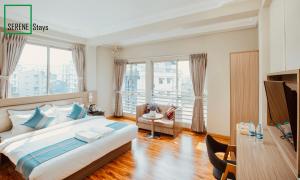 Ліжко або ліжка в номері SERENE Stays Hotel