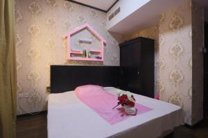 Postel nebo postele na pokoji v ubytování Eureka Hotel