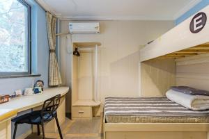 Postel nebo postele na pokoji v ubytování Kunlun International Youth Hostel
