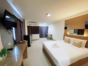 Televisi dan/atau pusat hiburan di The Greenery central suite & hotel