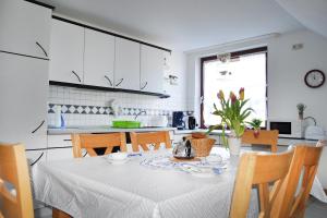 een keuken en eetkamer met een tafel en stoelen bij Ferienwohnung Nordsee-Feeling in Wangerland