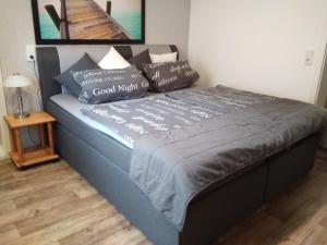 ein Bett mit Kissen darauf im Schlafzimmer in der Unterkunft Ferienwohnung Graul in Wernigerode