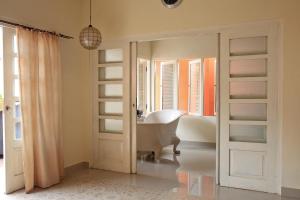 ein Bad mit einer Badewanne und einem Fenster in der Unterkunft Villa Pondok Terra in Yogyakarta