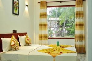 Un dormitorio con una cama con una estrella. en Sea View Villa Bentota, Induruwa, en Induruwa