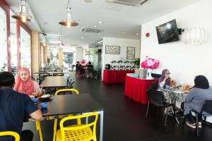 M Design Hotel @ Shamelin Perkasa tesisinde bir restoran veya yemek mekanı