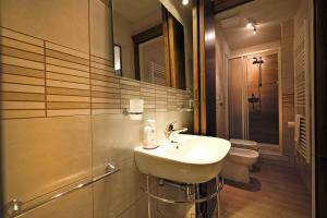 皮恩扎的住宿－ROSSELLINO®，一间带水槽和卫生间的浴室