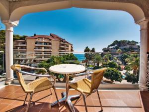 阿爾穆涅卡爾的住宿－卡薩布蘭卡酒店，阳台配有桌椅,享有海景。