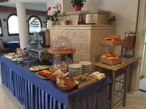 une table avec un chiffon bleu et de la nourriture dans l'établissement Káptalan vendégház, à Balatonalmádi