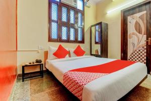 OYO Flagship Jhankar Road tesisinde bir odada yatak veya yataklar