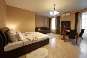 1 dormitorio con 1 cama y sala de estar en PaulMarie Apartments on Prs. Lenina, 51, en Gomel