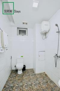 Ванна кімната в SERENE Stays Hotel