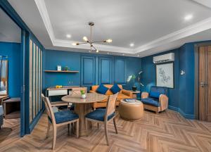 una sala da pranzo con pareti blu e tavolo e sedie di Makati Palace Hotel a Manila