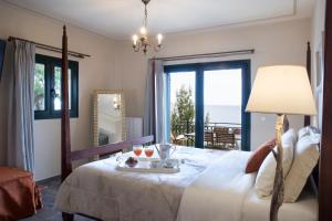 En eller flere senger på et rom på Avra Private Suites