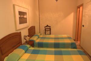 sypialnia z 2 łóżkami w pokoju w obiekcie Hostal Rural Elosta w mieście Lekunberri