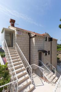 ein Gebäude mit einer Treppe davor in der Unterkunft Apartments Kisic in Mlini