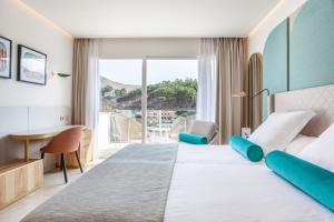 Postel nebo postele na pokoji v ubytování Grupotel Molins