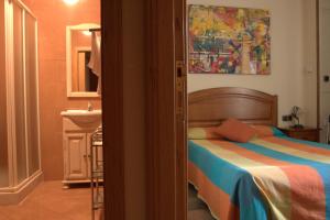 1 dormitorio con 1 cama y lavamanos. en Hostal Rural Elosta en Lekunberri