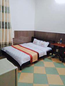- une chambre avec un lit et du carrelage dans l'établissement Kiến An Hotel Cần Thơ, à Cần Thơ
