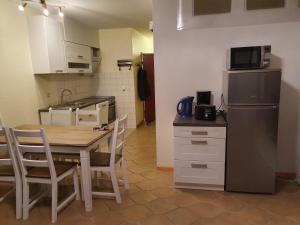 eine kleine Küche mit einem Tisch und einem Kühlschrank in der Unterkunft Ferienwohnung Am Paradies in Bad Lauterberg