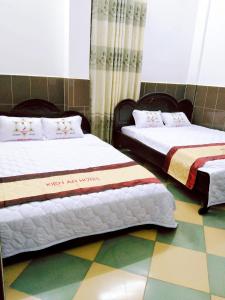 芹苴的住宿－Kiến An Hotel Cần Thơ，两张睡床彼此相邻,位于一个房间里