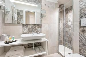 Ένα μπάνιο στο Relais de l'Opera Suites